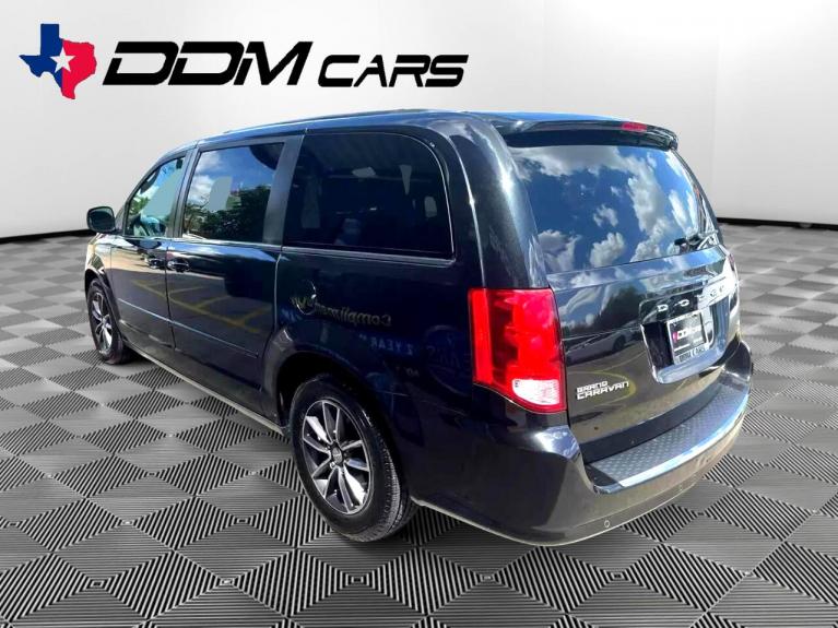 Used 2017 Dodge Grand Caravan SXT for sale $10,995 at AAN Master 2024 in Gurnee IL 60031 5